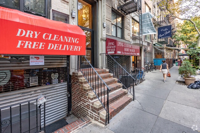 Entrance - 242 E 77th St