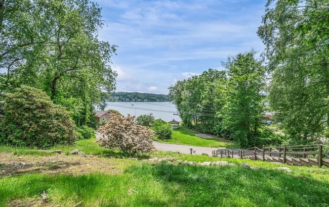 Foto del edificio - 421 Hemlock Point Dr