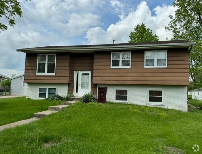 Apartments for Rent in Chariton IA with Hardwood Floors - 2 Rentals