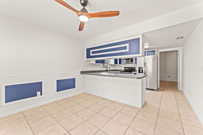 Foto del edificio - **FIRST MONTH FREE RENT OFFER** Charming 2-Bed Duplex Retreat in Edgewater, so close to the beach...