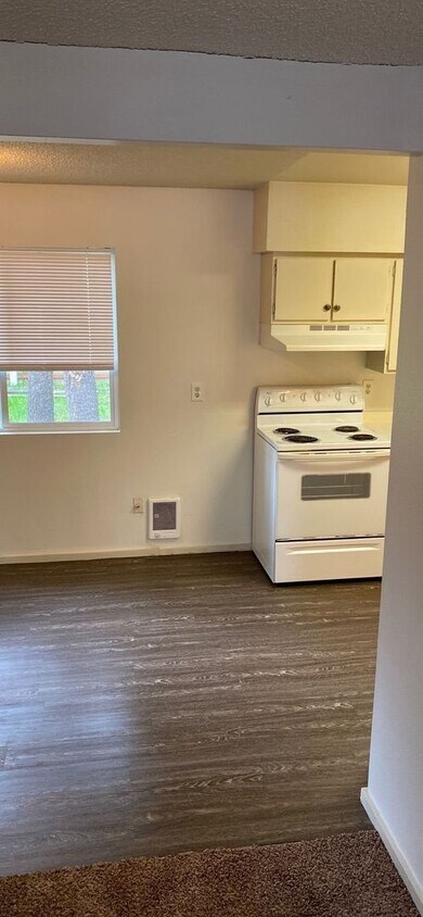 Building Photo - Thomas Ln Duplex