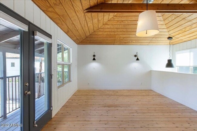 Building Photo - Contemporary Stunning Carriage house in th...