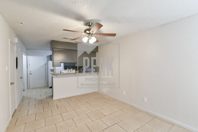 Foto del edificio - Prime Location Townhome Offer: 60% off the...