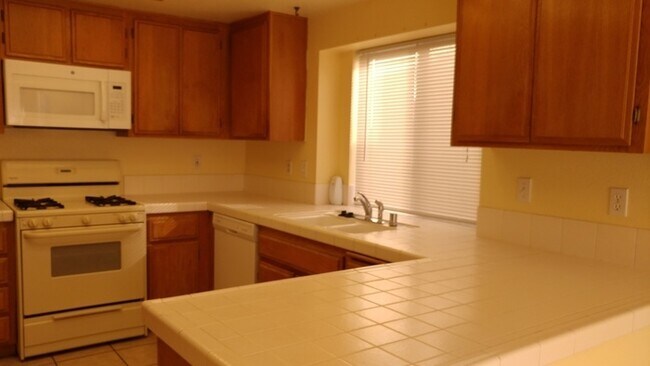 Foto del edificio - 1343 Bristol Ct