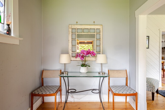 Building Photo - Charming 2-Bedroom Home Near Downtown Bellingham – Private Yard & Cozy Living