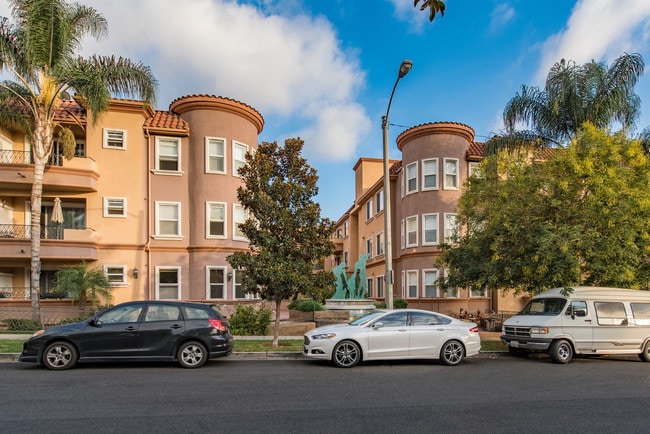 Building Photo - 414 E Valencia Ave