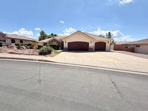 Building Photo - 988 E Silver Falls Dr
