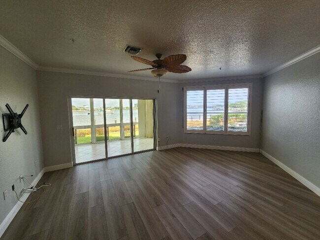 Building Photo - Bouchelle Island 2 Bedroom 2 Bath Condo