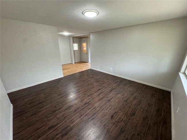 Foto del edificio - 4734 Clarendon Dr