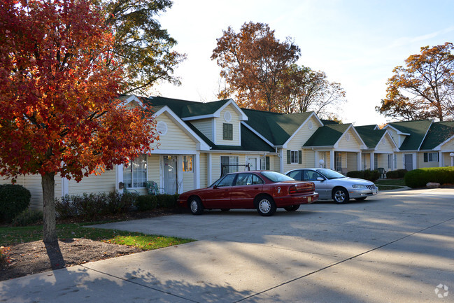 Building Photo - Oak Tree Village