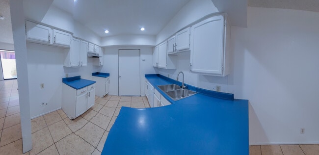 Modern KItchen - 33425 Wishing Well Trl