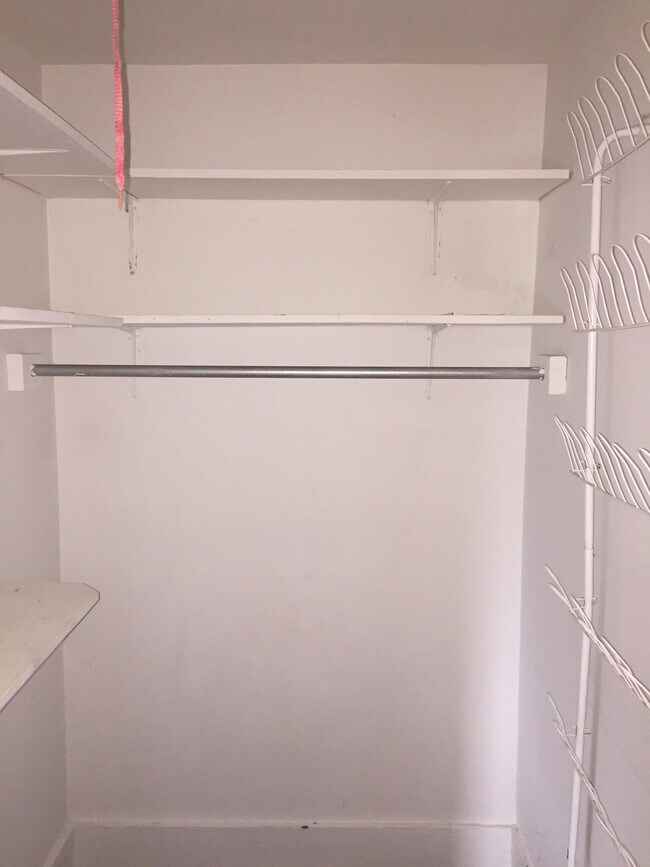 ¡El primer dormitorio tiene vestidor! - 129 N Elm St