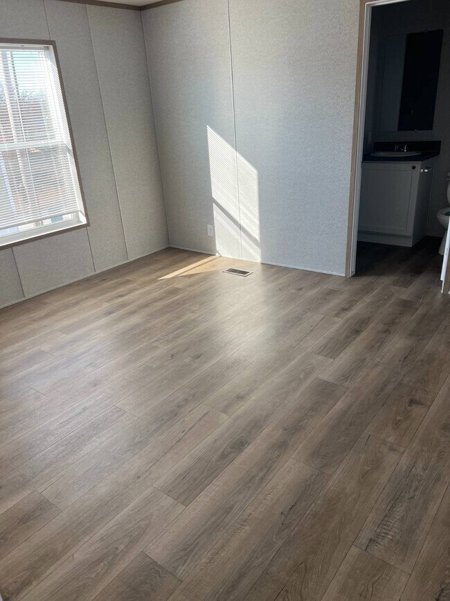 Building Photo - 200 E Zora St