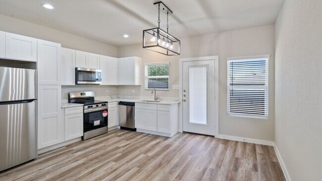Foto del edificio - Call for more details!!