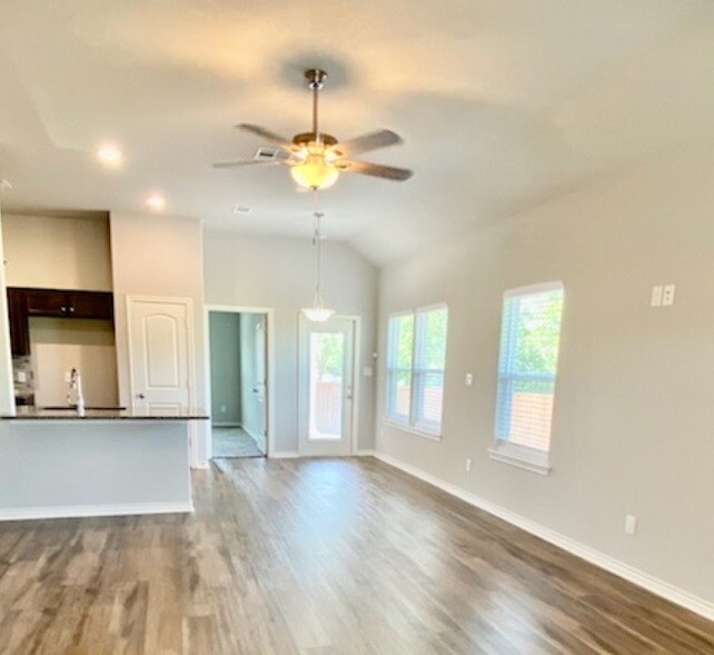 Entrada - 1512 Dansby St