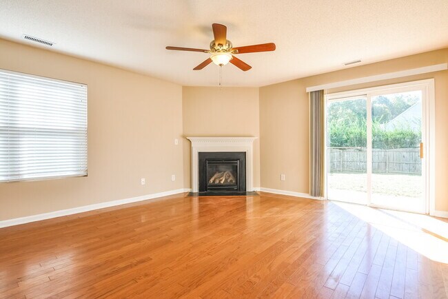Foto del edificio - 63 Brookhaven Dr