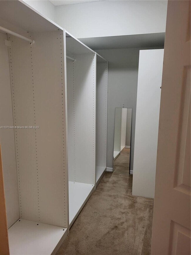 Foto del edificio - 2482 Centergate Dr