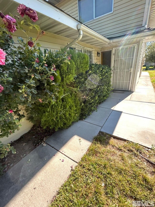 Building Photo - 5020 Catalina Dr