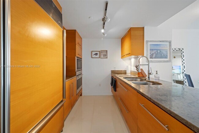 Building Photo - 485 Brickell Ave