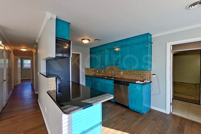 Building Photo - 4418 Mesa Cir