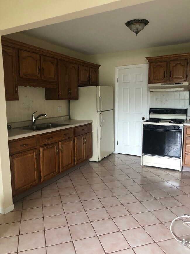 Building Photo - 272 Middlebury Ct