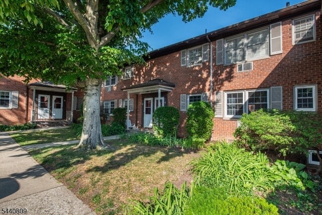 Photo - 206 Main St House