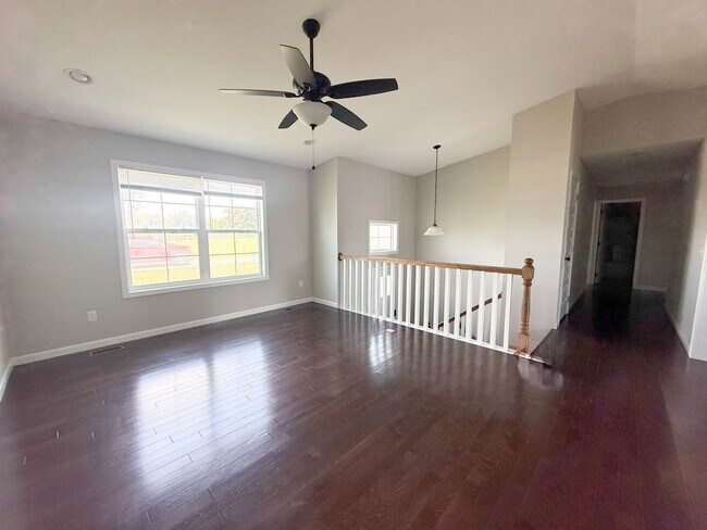 Foto del edificio - Spacious 3-Bedroom Split-Level Home with Bonus Space & Large Yard