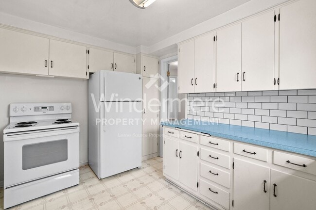 Building Photo - Great Shadle Home With Fenced Yard and Det...