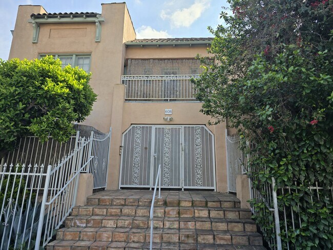 El encanto del Hollywood de los años 20 - 608 N St Andrews Pl