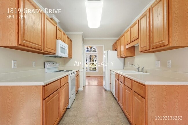 Building Photo - 1819 Grady Dr