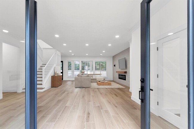 Building Photo - 30 E Wedgemere Cir