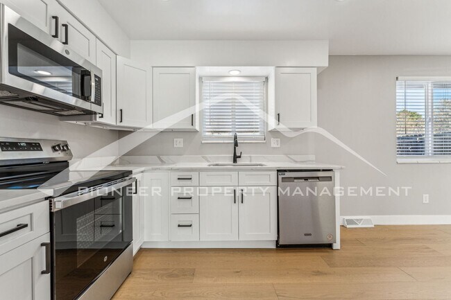 Building Photo - Charming Home with Washer/Dryer and Central AC