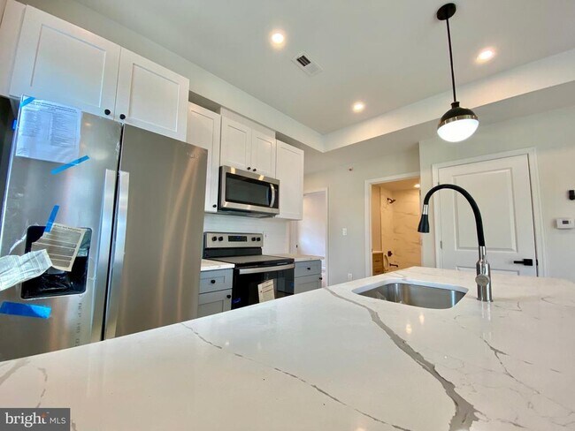 Foto del edificio - 6100 Ridge Ave