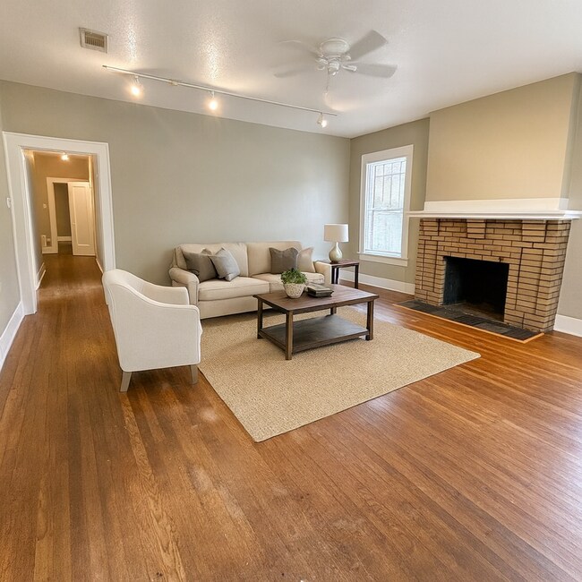 Foto del edificio - Best located house in West Campus, 6 large bedrooms open floorplan.