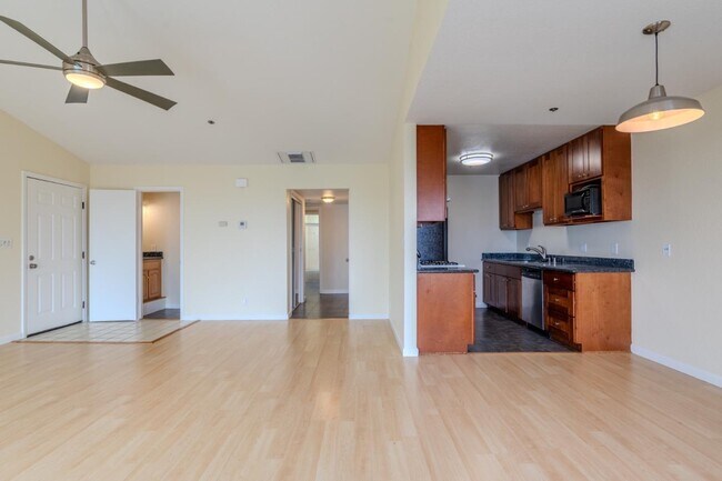 Foto del edificio - 1024 San Luis Cir