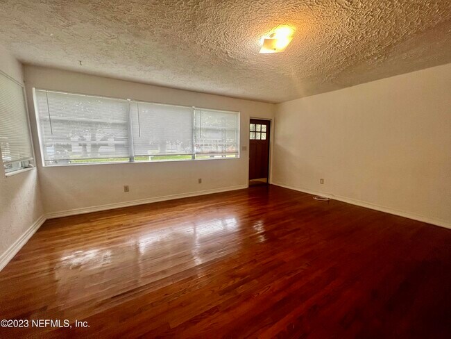 Building Photo - 3340 Sunnybrook Ave S