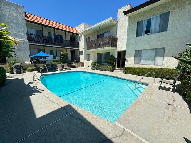 Foto del edificio - 5051 Woodman Ave