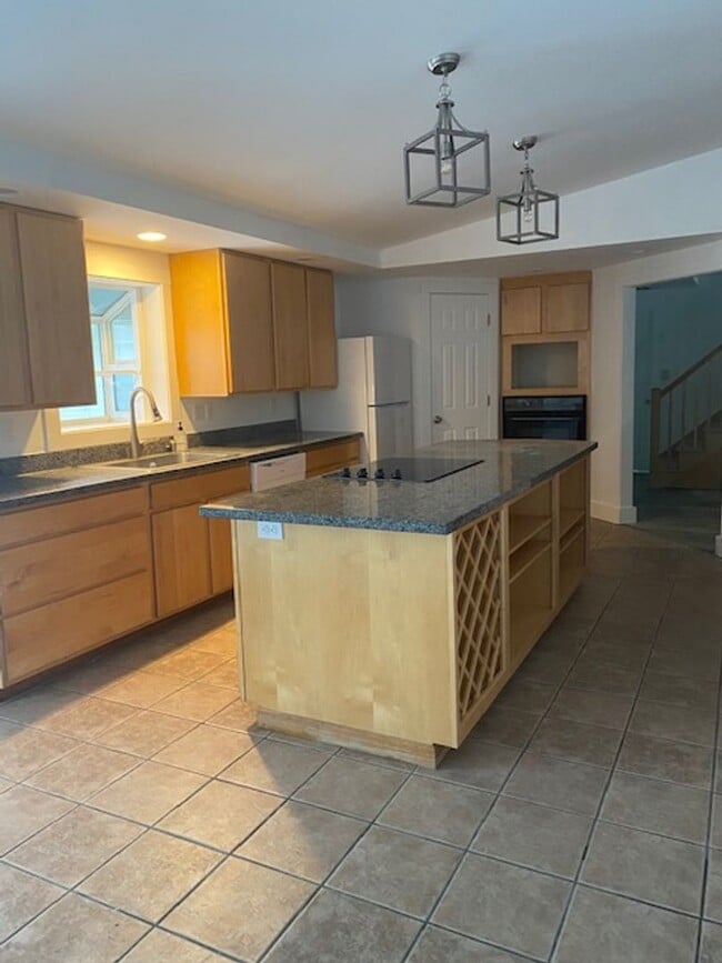 Building Photo - Stunning Water View House for Rent