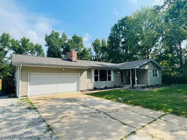 Building Photo - Beautiful Move in ready House In St. James!
