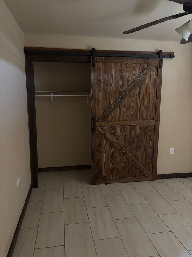 Foto del edificio - 2/1 Barndominium on Two Acre Horse Ranch i...