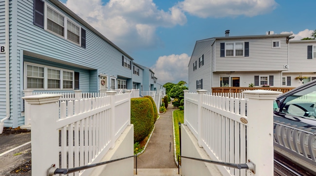 Building Photo - Beautiful 2 Bedroom Multi Level Condo