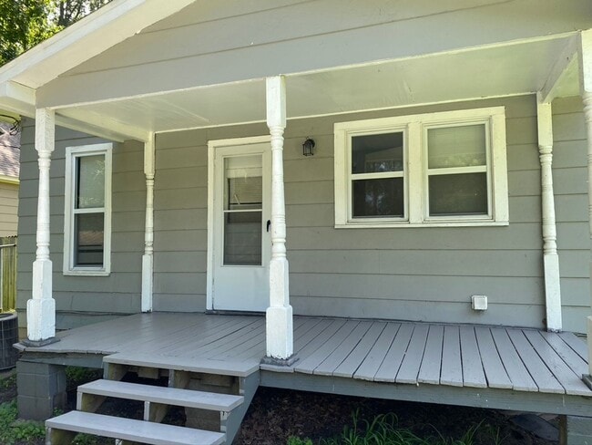 Building Photo - Very Nice 3BR / 1 1/2BA House on Large Cor...