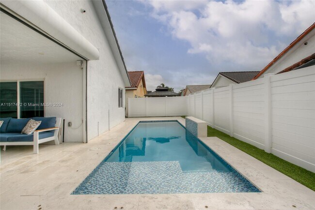 Foto del edificio - 8840 NW 151st St