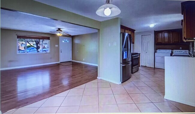 Foto del edificio - 11504 Mahlon Ave NE
