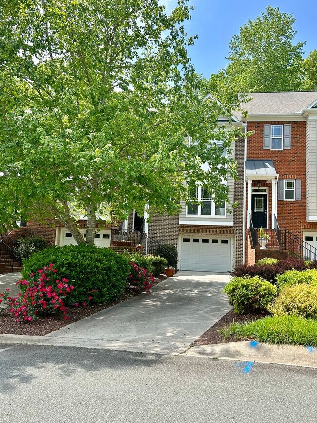 Foto del edificio - Beautiful 2 bedroom 2.5 bath Townhome w/Garage
