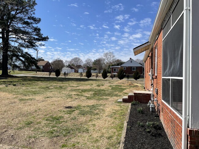Building Photo - 2301 Springdale Rd