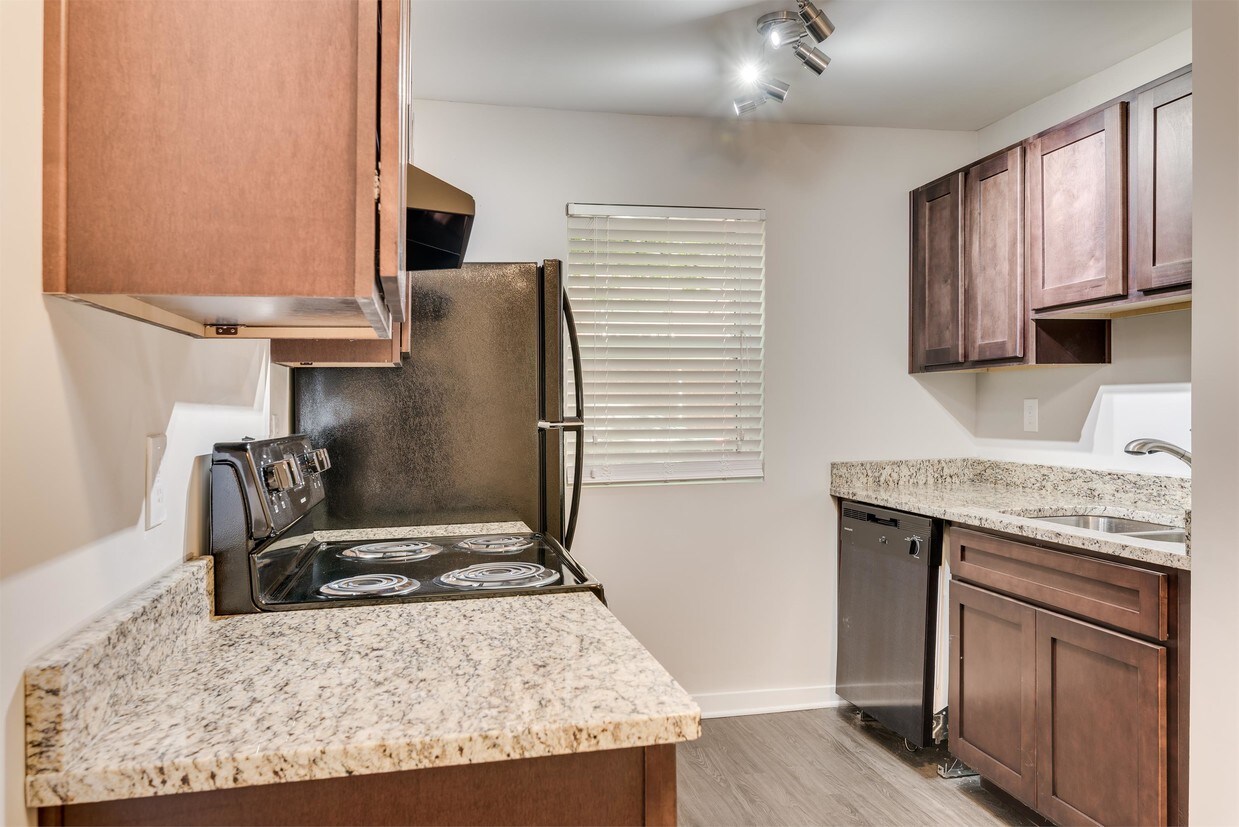 Primary Photo - 1111 Westview Dr SW