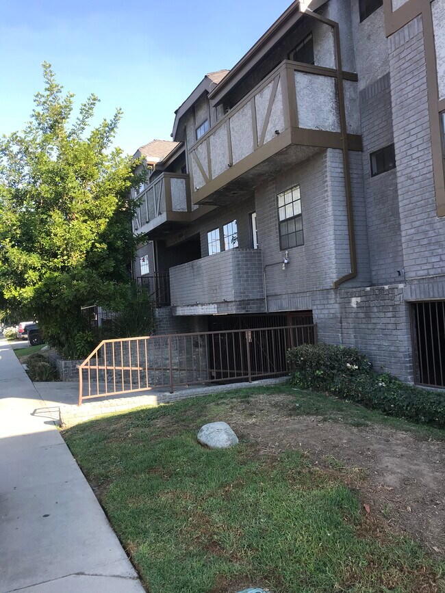Building Photo - 15000 Burbank Blvd