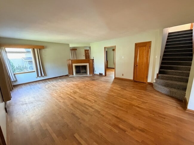 Building Photo - Located in the Historic District! 3+ beds,...