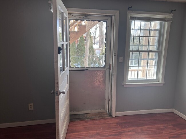 Building Photo - 5 Crescent St